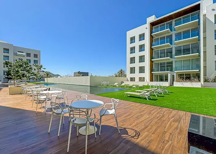 Luxury With Shared Gym, Rooftop Pool, And Centrally Located Сasa de vacaciones