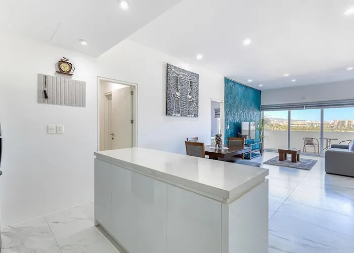 Luxury With Shared Gym, Rooftop Pool, And Centrally Located Сasa de vacaciones